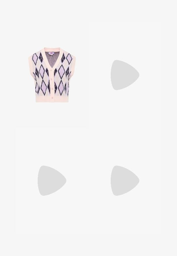 Mouwloos roze gebreid vest met knopen aan de voorkant en zwart-lavendel argyle ruitpatroon.; Witte langemouwen blouse van gladde stof. Kenmerkt zich door een klassieke kraag, afgeronde zoom en knoopmanchetten. Geen zichtbare patronen.; Beige geplisseerde rok met een aangesloten tailleband, gemaakt van een gladde stof. Kenmerkt zich door meerdere verticale plooien en een rechte zoom.; Bruine leren loafer met lage houten hak, klassieke pennyriem en gestikte details langs de neus en zijkanten.