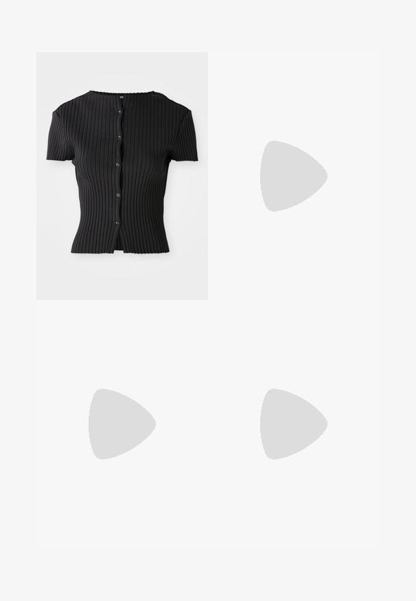 Haut noir à manches courtes côtelé avec un col rond et une rangée de boutons sur le devant, présenté sur un fond blanc.; Chemise en denim gris avec un devant à boutons, des manches longues et un col pointu. Comprend deux poches avant et une coupe décontractée.; Jupe en denim gris à taille haute, avec cinq boutons en argent, des coutures verticales et un ourlet brut. A une silhouette ajustée et une texture douce.; Chaussure plate en cuir noir avec un nez pointu, des détails froncés autour de l'ouverture et un accent en boucle argentée sur la bride ajustable.