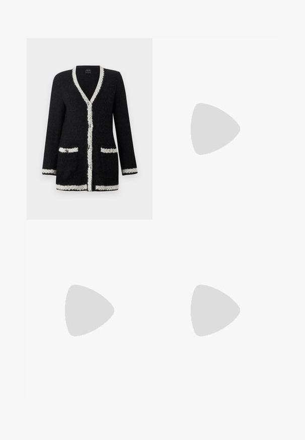 Cardigan noir texturé avec bordure blanche le long du col en V, fermeture par boutons, poches, poignets et ourlet.; T-shirt noir uni à manches courtes et col rond, posé à plat sur un fond blanc avec une étiquette de marque visible à l'intérieur du col.; Pantalon noir sur mesure avec une texture lisse, coupe droite et plis à l'avant. Comprend une ceinture plate sans quincaillerie visible.; Pompe à talons hauts en suède noir avec un bout pointu, dotée d'un talon bloc noir brillant et d'une doublure intérieure lisse.