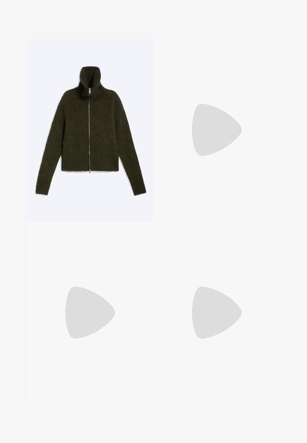 Veste zippée à manches longues en tissu duveteux vert foncé, col montant et fermeture éclair argentée au centre.; Chemise gris clair à manches longues avec col rond, coupe ajustée et sans motifs ou logos visibles, posée à plat sur un fond blanc.; Jeans denim bleu clair à jambes larges avec poches avant, passants de ceinture et fermeture par bouton et zip.; Botte cheville en suède beige avec un bord tressé crème texturé le long de l'ouverture et une semelle en caoutchouc. Doublure douce visible en haut.