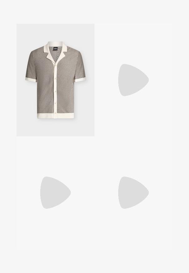 Chemise à manches courtes à boutons avec col, poignets et ourlet crème, présentant un petit motif géométrique répétitif dans des tons neutres.; Débardeur blanc sans manches en tissu côtelé avec encolure ronde sur fond clair uni.; Short en denim bleu clair avec fermeture bouton et zip, passants de ceinture, poches avant et ourlets effilochés sur fond uni.; Chaussure beige sans lacets avec semelle blanche, présentée en suspension sur un tapis clair avec un mobilier transparent de couleur ambre en arrière-plan.