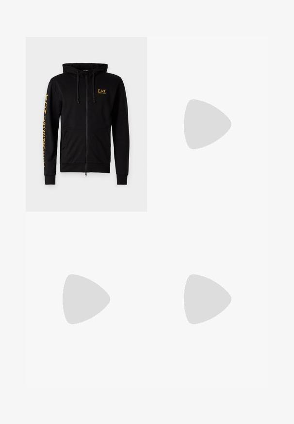 Sweat à capuche noir zippé en tissu doux. Comprend une capuche, des poches avant et un logo imprimé jaune sur la poitrine et la manche.; T-shirt en coton noir avec col rond, manches courtes et petit logo doré sur la poitrine. Texture lisse, coupe standard.; Pantalons de jogging noirs en tissu doux, présentant une coupe fuselée et deux poches cargo latérales avec un logo discret sur une poche.; Baskets blanches avec des accents en daim, bout arrondi, lacets plats et semelle en caoutchouc crème. Présente une marque verte sur le talon.