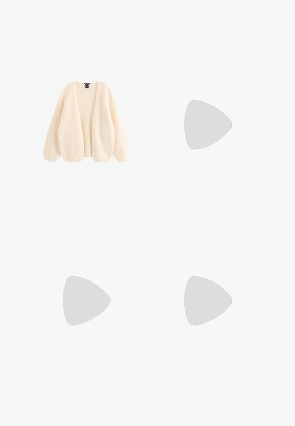 Kremfarvet åben cardigan med lange, puffede ærmer og en blød, fluffy tekstur.; Hvid kortærmet ribbet T-shirt med rund hals, lagt fladt på hvid baggrund, viser forsiden og simpel afslappet stil.; Sorte formelle bukser med lige ben, frontfold, sidelommer og bæltestropper, vist mod hvid baggrund.; Brune ruskinds ankelstøvler med faux pelsfor, rund tå og en tykk platformsål; har en syet søm og en trækflap bagpå.