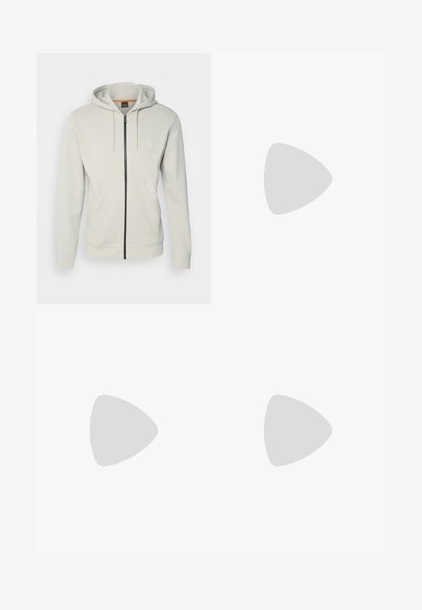 Sudadera de cremallera gris claro en tejido suave. Cuenta con una cremallera negra, capucha ajustable con cordones y dos bolsillos frontales con un logo minimalista.; Camiseta de algodón blanca de manga corta, con un logotipo negro "BOSS" centrado en el pecho y un diseño de cuello redondo.; Pantalones deportivos de color beige claro, hechos de una suave tela texturizada. Cuentan con una cinturilla con cordón, puños acanalados y bolsillos laterales. Ajuste entallado.; Zapatilla deportiva de piel blanca de corte bajo con cordones, lengüeta negra en el talón y logo "BOSS", flotando en interiores cerca de una pared de bloques de vidrio y suelo pulido.