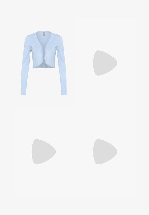 Cardigan court bleu clair en tricot doux. Présente des manches longues et un col scallopé. Sans fermetures.; Robe maxi florale en vert doux avec un décolleté en V, des manches bouffantes, des accents en volants et un ourlet à plusieurs niveaux. Présente des roses roses et de petites fleurs bleues.; Ballerine en cuir avec un corps nude et un bout noir. Présente un design minimal, une texture lisse et une petite boucle au dos pour un enfilage facile.; Pochette rectangulaire blanche avec motif floral bleu et anse perlée, avec garniture dorée et fermeture à clip.