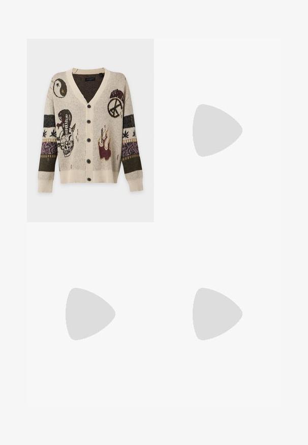 Cardigan beige boutonné avec des motifs tricotés comprenant un serpent sur un crâne, yin-yang, signe de paix, flammes et manches à motifs.; Chemise à manches longues boutonnée avec un imprimé foncé, abstrait et multicolore comprenant des motifs de coups de pinceau verts, bleus, roses et beiges.; Jean en denim avec des imprimés graphiques délavés incluant un crâne cornu fumant, du texte abstrait et un squelette sur les jambes, vue de face.; Mocassin en cuir marron avec un dessus de style mocassin, des détails de couture texturés et une semelle robuste dotée de motifs multidirectionnels.