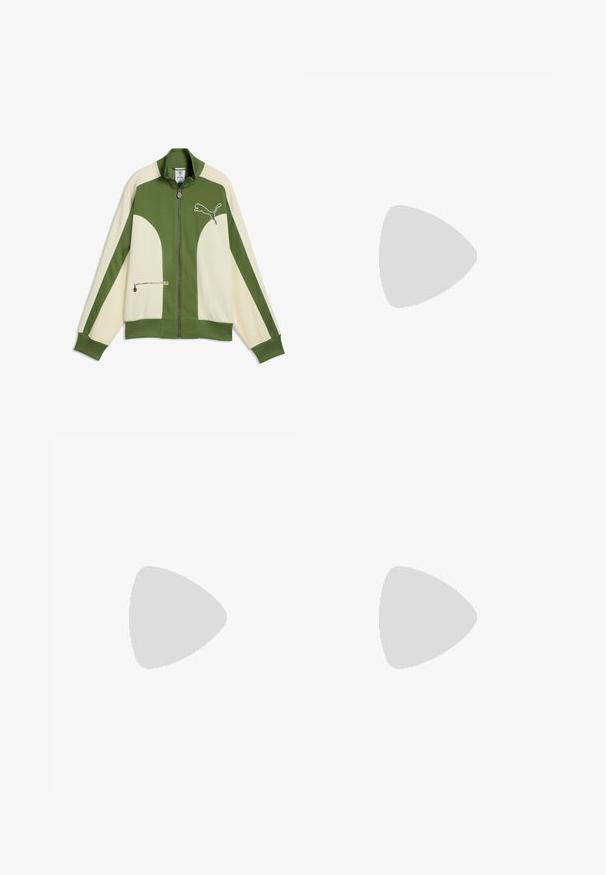 Grün-cremige Puma-Jacke mit Reißverschluss, langen Ärmeln, Stehkragen, Frontreißverschluss, Reißverschlusstasche und Puma-Logo auf der Brust.; Weißes oversized T-Shirt mit kurzen Ärmeln und kleinem schwarzem Puma-Logo mittig auf der Brust.; Dunkelgrüne Sweatpants aus weichem Stoff, mit einem elastischen Bund und Seitennähten, versehen mit einem kleinen Logo auf der Vorderseite.; Wildledersneaker in Hellbraun mit dunkleren Akzenten, ausgestattet mit einem niedrigen Profil, Schnürverschluss und einem Markenlogo an der Seite.