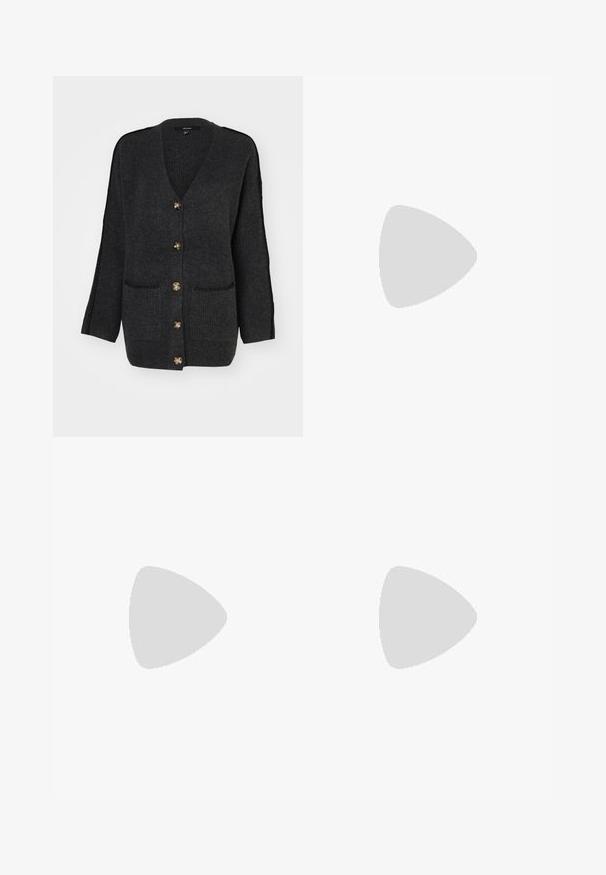 Vero Moda Knitted VMZORA Knit - Cardigan - asphalt/black stitch; Hvid langærmet t-shirt i et blødt, letvægtsstof med rund halsudskæring og slank pasform, der har en diskret struktur.; Brune tapered bukser med snøre i taljen og båndsøm, lavet af tekstureret stof, vist på en hvid baggrund.; Skinnende sort Mary Jane-stilet med tre spænder og en kraftig blokhæl, vist i sideprofil mod en hvid baggrund.