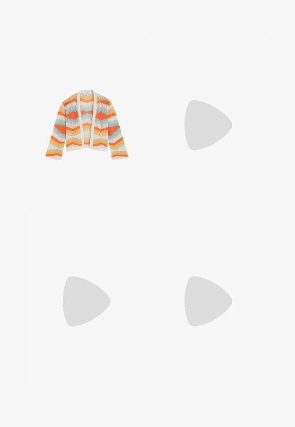 Cardigan en maille crochetée avec ouverture sur le devant, présentant des rayures chevrons en tons orange, jaune, bleu et beige.; Chemise blanche à manches courtes avec boutons sur le devant, ornée de grandes impressions florales bleues et col à revers, présentée à plat sur un fond blanc.; Pantalons larges beiges en tissu lisse, avec des plis à l'avant, une taille cintrée et des poches latérales. Finition du bas propre.; Bottines en daim marron à bout pointu, avec des détails de coutures surélevées et un talon chunky et effilé. Accent métallique sur le talon ajoute un contraste.