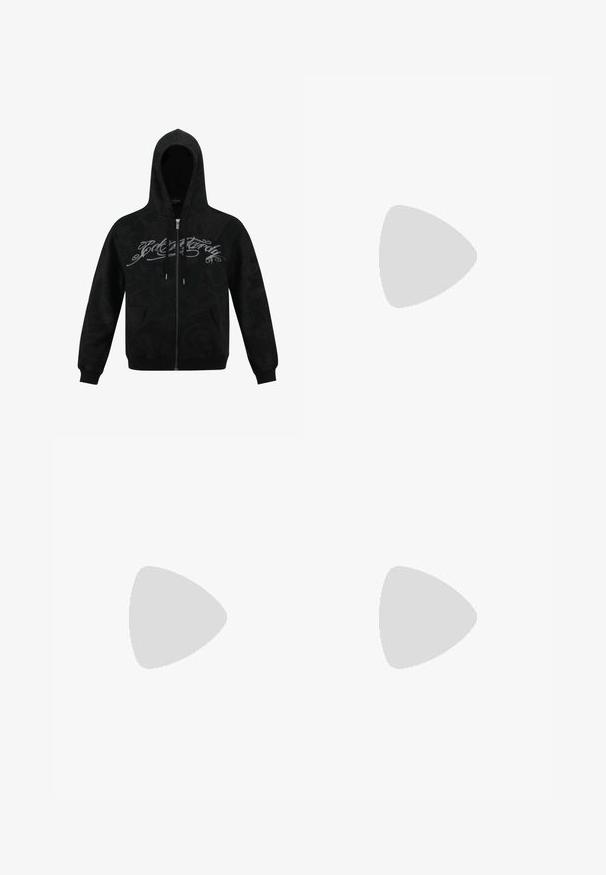 Sort zip-up hoodie med et tekstureret design, kontrasterende sølvfarvet skriftlogo, snører i huen og forlommer. Blødt stof med ribbede manchetter.; Langærmet camouflage t-shirt i grøn, brun og beige med rund halsudskæring. Har et blandet mønster af uregelmæssige pletter og teksturer.; Sorte denimbukser med en let glans, der har en knap- og lynlås-lukning, to frontlommer og omfoldede manchetter.; Brun vandrestøvle med grå og sorte accenter, tekstureret læderoverdel, metaløjer og en robust gummisål til godt greb.