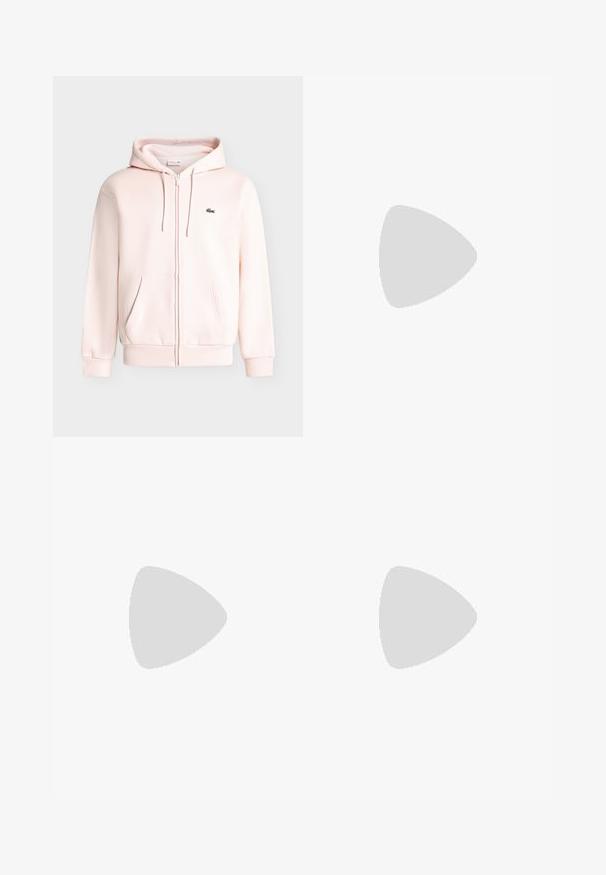 Sudadera con capucha rosa claro con cremallera, bolsillos delanteros, capucha con cordones, puños acanalados y un pequeño logo de cocodrilo verde en el pecho.; Camiseta de algodón blanca con mangas cortas, que presenta un logo circular en azul y naranja de "Tennis Heritage" en el lado izquierdo del pecho.; Pantalones cortos de cintura elástica rosa con bolsillos laterales y un pequeño logo de cocodrilo bordado cerca del dobladillo en la pierna derecha.; Deportiva de ante marrón claro con suela beige, lengüeta trasera blanca, raya lateral blanca y cierre de cordones sobre fondo neutro.