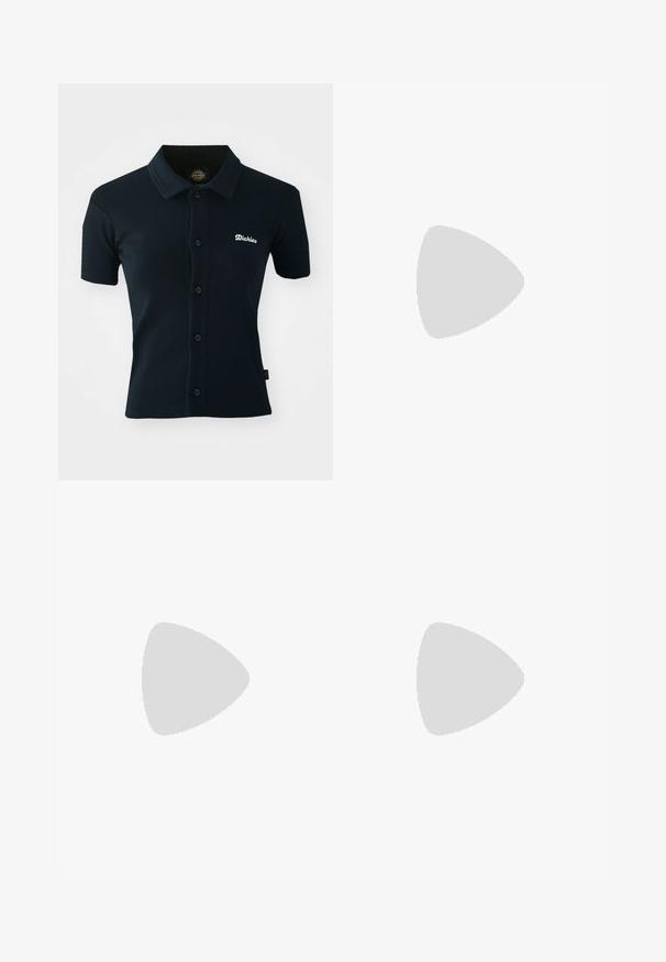 Sort polo-shirt lavet af ribbet stof. Har korte ærmer, en krave og en knapstolpe med et hvidt broderet logo på brystet.; Denimskjorte i mørkeblå med knaplukning foran, spidst krave, lange ærmer og en brystlomme med et logo-badge. Glat tekstur.; Kamuflage nederdel i mørkegrå og sort, med en frontlynlås, bælte med sølvspænde og to cargo-lommer med ringe.; Sort atletisk sandal med lukket tå, velcro stropper ved mellemfoden og hælen samt tyk polstret sål markeret med "AIR" på siden.