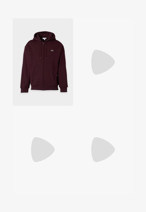 Tume maroon-värvi lukuga dressipluus esitaskute, nööriga kapuutsi ja väikese rohelise krokodilli logoga vasakul rinnal.; Must lühikeste varrukatega ümarakaelusega t-särk väikese rinnal oleva logoga vasakul küljel, esitatud ühelisel heledal taustal.; Tumehallid sirge säärega püksid, millel on elastne vöökoht ja eesmine nööpidega kinnis, ühtlasel heledal taustal.; Tumed hallid Lacoste'i tennisetossud tekstuurse pealispinnaga, silmapaistev kaarjas must tald ja erksate oranžide aktsentidega kannaosas. Sidumisega disain logoga.