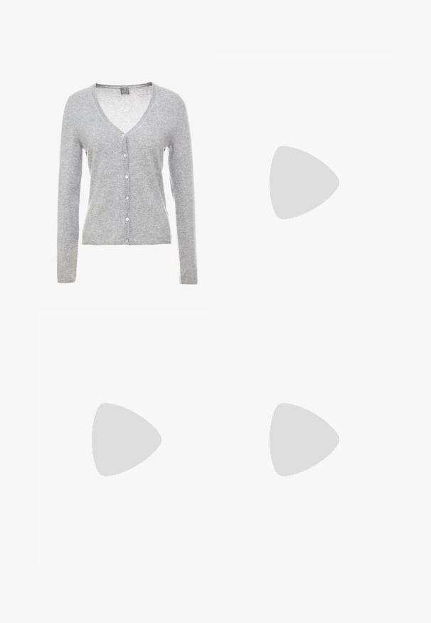 FTC Cashmere CARDIGAN - Cardigan - grey; Hvid T-shirt med korte ærmer og V-udskæring med afslappet pasform på en lys baggrund.; Slank jeans i mørkeb blue denim med slidte områder og let slitage. Har et klassisk fem-lommer design og frontlukning med knap.; Hvide lædersneakers med en glat overflade, grå gummisål, syv snøreringe og en sølvdetalje på hælen. Logo fremvist på siden.