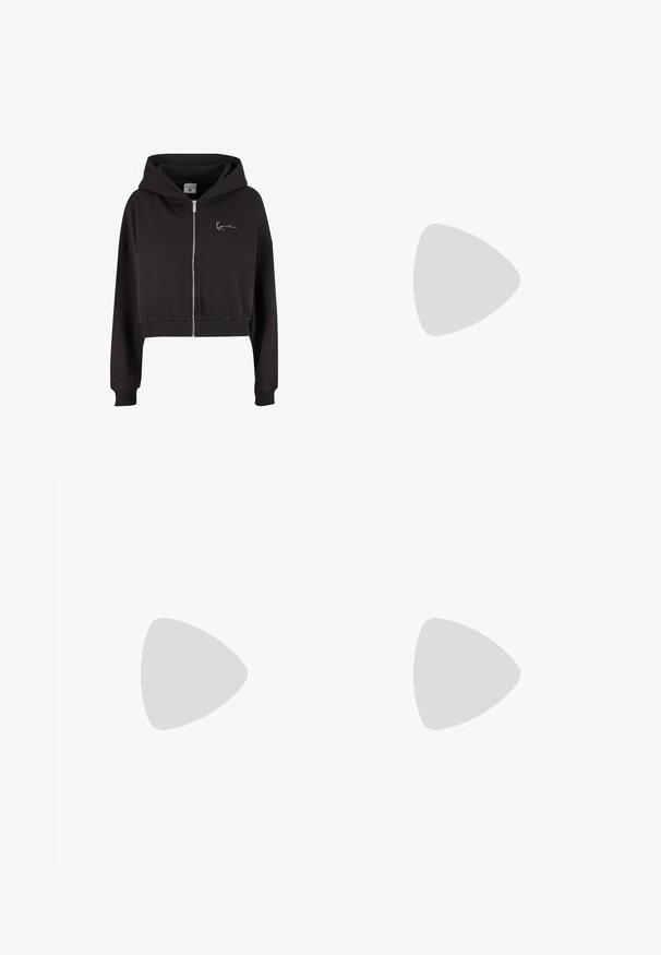 Schwarzer, cropped Hoodie aus weichem Material, mit einem Reißverschluss auf der Vorderseite, gerippten Bündchen und einem kleinen weißen Logo auf der linken Brust.; Schwarzes, ärmelloses Cropped-Top aus einem weichen, dehnbaren Stoff mit tailliertem Schnitt. Verfügt über ein Logo auf der Brust und Ausschnittdetails am Saum.; Sportliche Herren-Shorts im Farbverlauf von Schwarz zu Grau, aus atmungsaktivem Material, mit weißen Streifenakzenten am Saum und am Bund.; Weiße Sneaker aus Leder, mit runder Zehenpartie und Gummisohle. Verfügt über silberne Akzente und eine Signatur an der Seite. Klassisches Low-Top-Design.