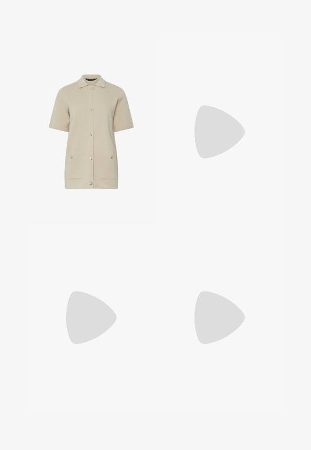 Beige Kurzarm-Cardigan mit einem kragenartigen Ausschnitt, fünf Knöpfen auf der Vorderseite und zwei aufgesetzten Taschen an den Hüften. Weicher Stoff.; Einfaches weißes T-Shirt mit kurzen Ärmeln und Rundhalsausschnitt sowie kleinem "WEEKDAY"-Etikett im Nacken, flach auf einem hellen Hintergrund präsentiert.; Bequeme weite Hose aus einem dunkelblauen Stoff mit einem auffälligen abstrakten Muster in Beige und Weiß. Elastischer Bund mit Kordelzug.; Braune Wildleder-Slingback-Pumps mit spitzem Zehendesign, dünnem Stiletto-Absatz und Schnallenakzent am Riemen. Strukturierte Oberfläche.