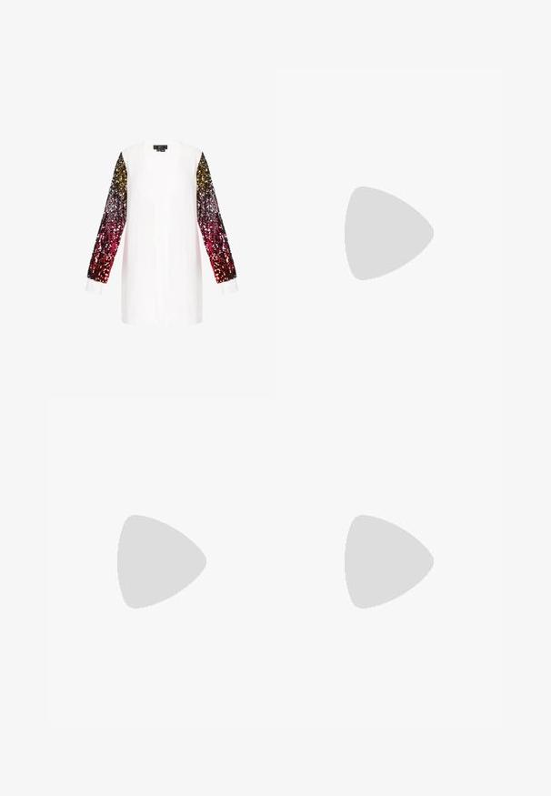 Weißer Cardigan mit langen Ärmeln, verziert mit einem Farbverlauf aus Pailletten von Gold bis Dunkelrot. Weicher Stoff mit tiefem V-Ausschnitt und gerippten Bündchen.; Beiges Kleid mit aufwendigem silbernen floralen Spitzenüberzug, dreiviertelärmel, rundem Ausschnitt und einem Reißverschluss auf der Rückseite. Strukturiertes Design-Detail.; Weiße High-Heel-Sandale mit funkelnden silbernen Riemen, offener Zehenbereich und einem Reißverschluss auf der Rückseite. Glatte Textur, elegantes Design und spitze Ferse.; Metallisch goldfarbene Clutch-Tasche mit plissiertem Stoff, einschließlich einer Schleifendetail oben und einem goldenen Kettenriemen für Vielseitigkeit und einfachen Transport.