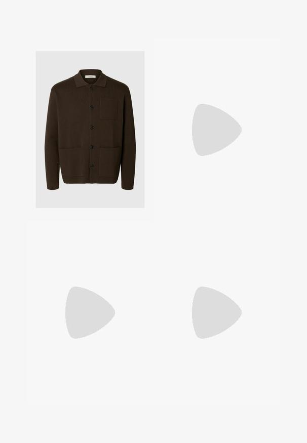 Mørkebrun cardigan med knapper, krave, lange ærmer og tre forlommer, vist mod en lys ensfarvet baggrund.; Beige og hvid lodretstribet langærmet skjorte med krave og brystlomme, vist fladt uden person.; Brune fløjl bukser med et bredbenet design, der har vertikalt ribbet tekstur, en knaplukning og standard bælteløkker.; Brune lædersko til mænd med en glat finish, rund tå og snørebånd. Har en robust sort gummisål med godt greb.