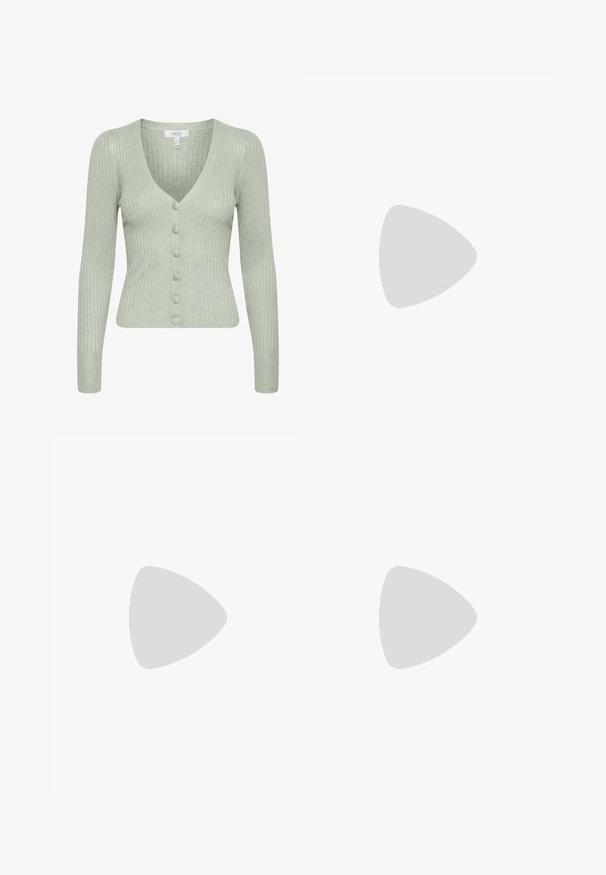 Geribbeld groen cardigan met een V-hals, lange mouwen en zes knopen aan de voorkant, gemaakt van zachte stof met een gestructureerde afwerking.; Lichtpaarse blouse met lange mouwen, knoopsluiting aan de voorkant, kantdetails langs de voorkant en schouders, geplooide pofmouwen en gerimpelde manchetten.; Lichtgrijze broek van gladde stof, met een rechte pijpdesign, twee voorzakken en een sluiting met een knoop aan de voorkant.; Sportieve sandaal met een witte, gewatteerde zool, een teal buitenzool en verstelbare stoffen banden in crème, lichtblauw, teal en bruin.