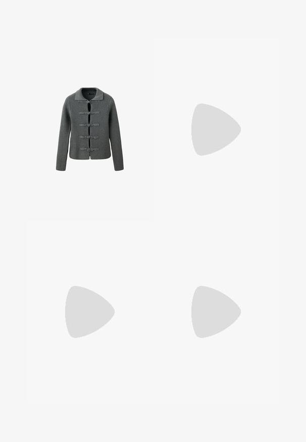 Grijze geribbelde gebreide cardigan met lange mouwen en vijf decoratieve knoopsluitingen aan de voorkant, met een opgevouwen kraag.; Witte long-sleeve top met een crossover ontwerp en een zak. Gemaakt van een gladde, rekbare stof. Geknipt in een casual, relaxte pasvorm.; Donkergrijze wijde broek met voorplooien en zijzakken, afgebeeld op een witte achtergrond.; Marine rubber regenlaars met een ronde neus, gestructureerd oppervlak, verstelbare gesp detail en Hunter logo nabij de bovenkant. Stabiele profielzool.