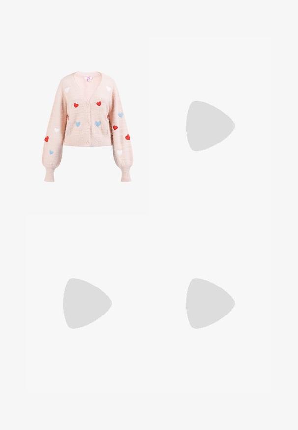 Cardigan duveteux rose clair avec manches bouffantes, boutons devant, et écussons en forme de cœur rouges, bleus et blancs dispersés sur le devant et les manches.; Robe à motif floral dans des tons de rose pastel et de crème, dotée de volants superposés et de détails en dentelle. Manches courtes bouffantes et décolleté rond.; Chaussures à talons hauts en cuir verni rose avec un bout arrondi, deux sangles à boucle réglables et un talon block transparent et épais.; Sac à main en pompon rose texturé avec une poignée tressée et une fine sangle. Forme ronde, surface douce, design compact.