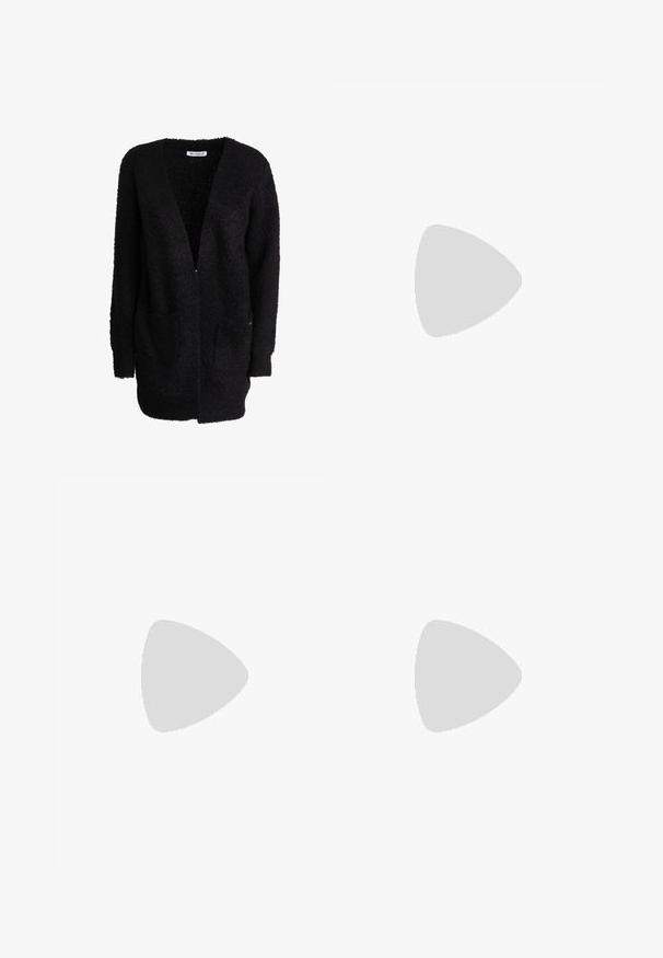 Sort åben-foran tekstureret strikket cardigan med lange ærmer og to forlommer, mærket "INFLUENCER" inde i kraven.; Hvid top med firkantet halsudskæring lavet af glat stof. Har brede stropper og en tætsiddende silhuet. Ingen synlige mønstre eller dekorationer.; Sorte, brede bukser med et højt, draperet talje bånd lavet af et blødt, strækbart materiale, der har glatte, jævne syninger og ingen synlige mønstre.; Sort slip-on ruskindstøfler med lav hæl, rundet tå og blødt indre for, synligt ved åbningen, sidevisning.