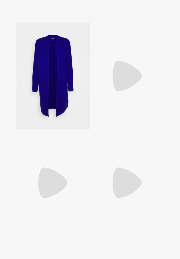 Morgan BLOCK - Vest - bleu roi; Zwarte coltrui met lange mouwen, gemaakt van een gladde, rekbare stof. Heeft een aansluitend ontwerp en een hoge kraag. Minimalistische stijl, zonder zichtbare patronen.; Zwarte denim wijde pijpen jeans met een hoge taille, een voorzak en een achterzak met patch. Gladde textuur met minimale stiksel details.; Zwarte enkellaarsjes van glanzend materiaal met een vierkante neus en taps toelopende hak, afgezet tegen een glanzende zilveren gecapitonneerde achtergrond.