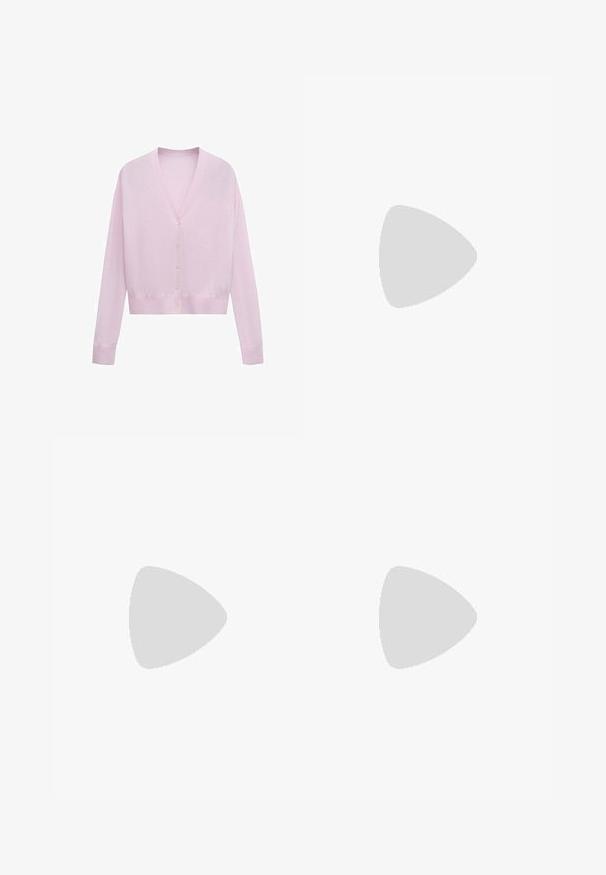 Cardigan rose clair à manches longues avec col en V et cinq boutons sur le devant, doté d'un ourlet et de poignets ajustés.; Polo marron à manches courtes avec des rayures horizontales noires et blanches et quatre boutons blancs sur le devant.; Pantalons en denim à jambes larges de couleur bleu foncé. Comprend deux poches avant, une fermeture à bouton et une texture lisse en tissu léger.; Bottine en daim marron clair avec un bout pointu, un talon empilé noir et des accents à franges à l'arrière. Texture lisse sur toute la surface.