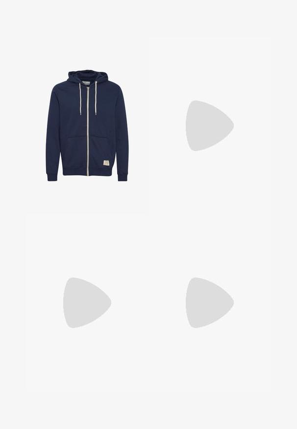 Marineblå hættetrøje med lynlås, hvide snore, forlommer, ribkanter og en lille beige mærkeetiket på den nederste forkant.; Plain hvid kortærmet t-shirt med rund hals, vist på en hvid baggrund, med et lille nakke-label, der viser mærket “Solid”.; Tætsiddende blå denim jeans med en falmet vask, fem lomme-design og lukning med metalknap. Stoffet har en let tekstur og syninger.; Lys grå Nike Air Max 90 sneaker lavet af mesh og læder, med runde snørebånd, en polstret krave og synlig luftdæmpning i sålen.