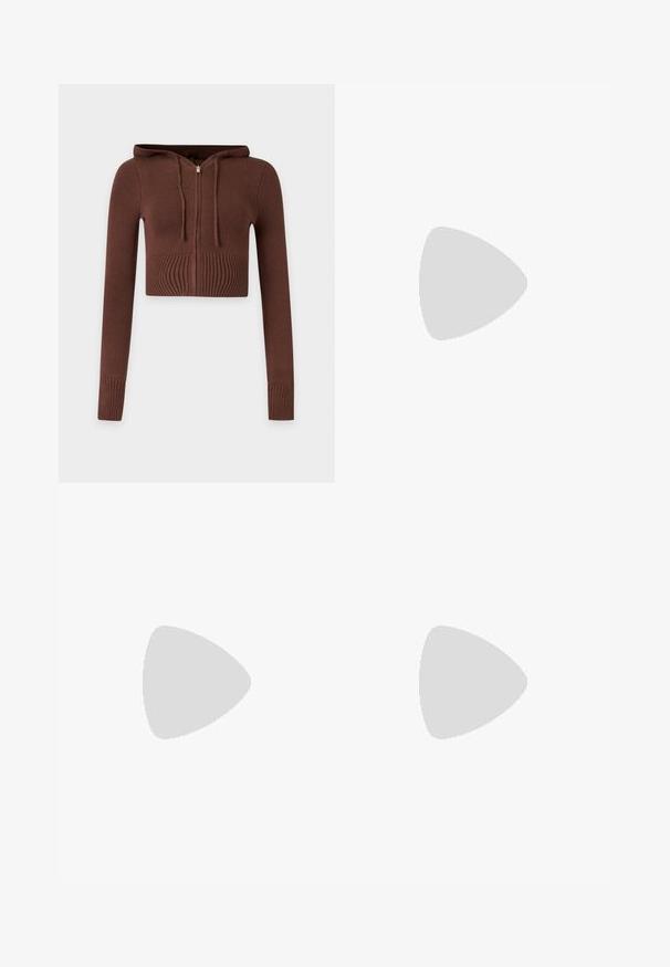 Sweat à capuche court en tricot marron avec manches longues, poignets côtelés et fermeture éclair devant sur fond uni.; Robe en velours côtelé de couleur bourgogne profond, avec des bretelles ajustables, des poches avant avec quincaillerie en métal et une coupe ajustée. Tissu texturé.; Botte en cuir noir mi-mollet avec semelle épaisse, boucle métallique près du sommet, et bride avec détail anneau au-dessus de la cheville, sur une surface pavée.; Petit sac à main noir brillant avec deux longues anses et des détails à cordon sur les côtés sur un fond clair uni.