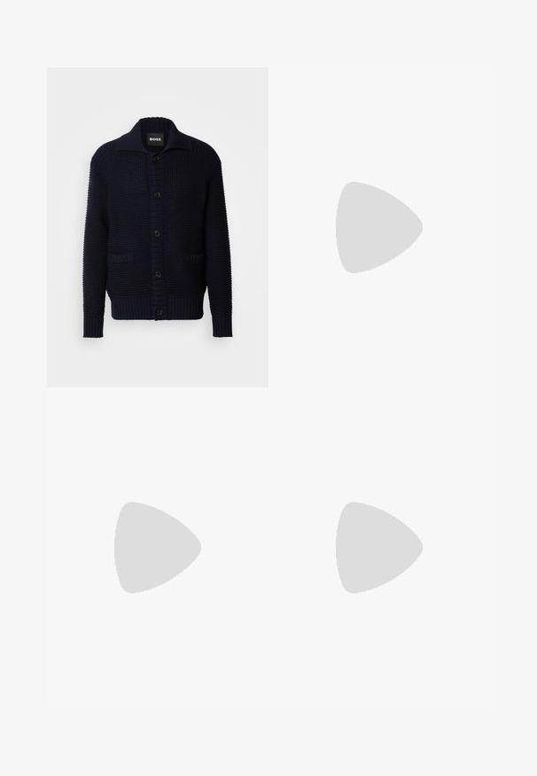 Cardigan tricoté marine avec grand col, fermeture par boutons et deux poches avant ; design texturé avec poignets et ourlet côtelés.; Chemise bleu marine foncé à manches courtes avec boutons, col pointu et poche poitrine sur un fond clair uni.; Pantalon cargo beige en tissu résistant, avec une coupe décontractée, des poches latérales et une fermeture par bouton à la taille.; Chaussure derby en daim marron avec lacets à l'avant et semelle épaisse texturée vue de côté sur un fond gris clair uni.