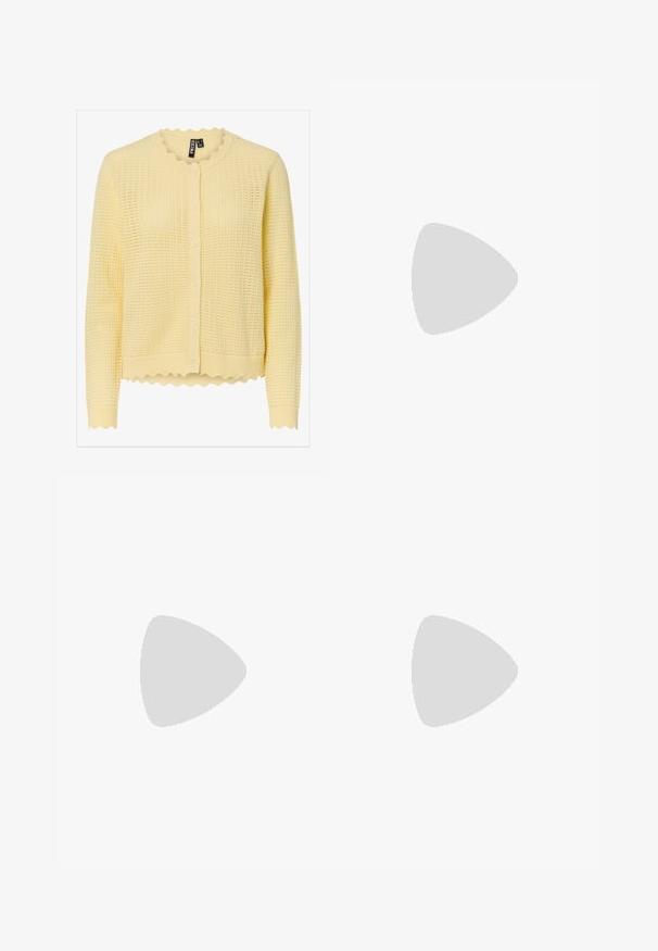 Cardigan tricoté jaune pâle à manches longues, avec encolure ronde festonnée, ourlet festonné, et fermeture à boutons sur le devant.; Robe blanche sans bretelles à imprimé floral bleu, ourlet à volants et détail de laçage à l'avant, conçue pour une coupe ample et fluide.; Chaussure slingback beige à petit talon compensé, bout pointu et finition mate lisse, présentée de profil sur fond blanc.; Paire de petites boucles d'oreilles clous en forme de cœur de couleur or avec un détail en ligne verticale et un texte gravé de chaque côté.