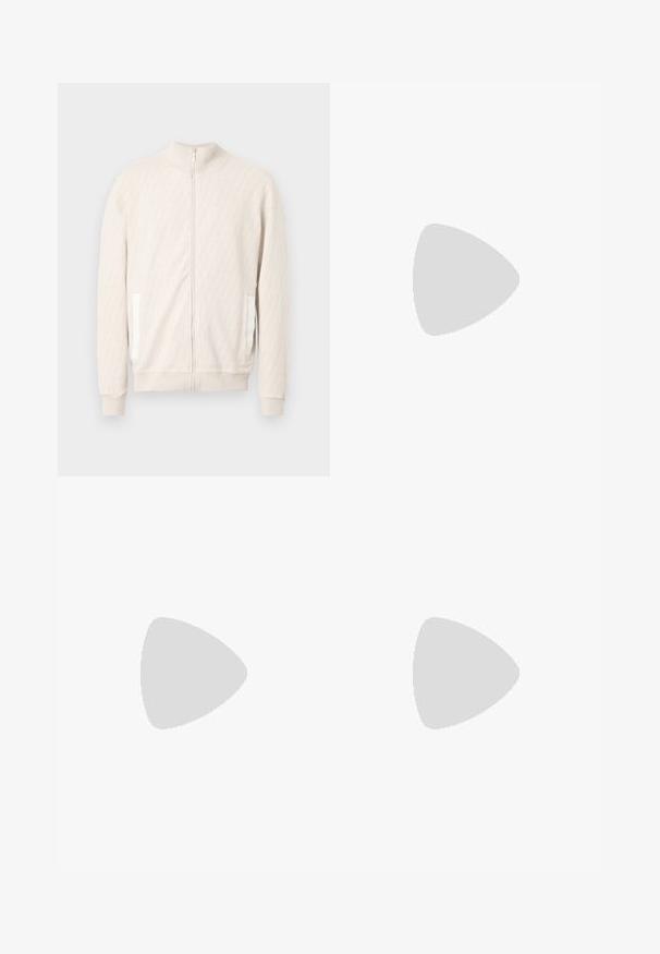 Vaaleanbeige vetoketjullinen takki, jossa on poolokaulus, teksturoitu timanttikuvio, resorit hihansuissa ja kaksi sivutaskua valkoisilla yksityiskohdilla.; Valkoinen lyhythihainen T-paita, joka on valmistettu puuvillasta. Ominaisuuksiin kuuluu pyöreä pääntie ja rento malli, ilman näkyviä kuvioita tai yksityiskohtia.; Mustat housut, jotka on räätälöity sileästä kankaasta ja joissa on litteä etuosa, kaksi etupleatusta ja käänteet siistin ja ryhdikkään ilmeen saavuttamiseksi.; Valkoinen matala lenkkikenkä, jossa harmaa kantapääosa, valkoiset nauhat ja kuvioitu pohja, esillä yksinkertaisella vaalealla taustalla.