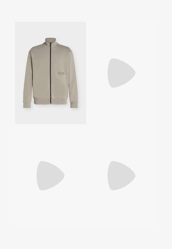 Veste beige à fermeture éclair avec col montant, manches longues et petit patch logo rectangulaire sur la poitrine gauche indiquant "BOSS".; Polo à manches courtes brun clair avec un col zippé et un logo Hugo noir en forme de carré sur la poitrine gauche.; Pantalon noir fuselé avec une taille élastique et un cordon, présentant une subtile texture côtelée verticale.; Mocassin homme en cuir noir avec couture moc toe, bride penny, col texturé et petit talon empilé sur fond blanc.