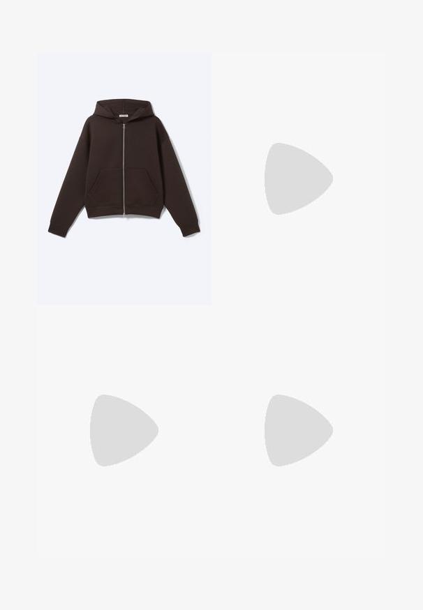 Μαύρο hoodie με φερμουάρ μπροστά, τσέπες και κουκούλα, τοποθετημένο επίπεδα σε λευκό φόντο.; Μπεζ βαμβακερό T-shirt με στρογγυλή λαιμόκοψη και κοντά μανίκια. Διαθέτει ένα διακριτικό λογότυπο "Levi's" στο ίδιο χρώμα στην περιοχή του στήθους. Μαλακή υφή.; Μπεζ παντελόνι με ίσια γραμμή, εμπρός τσέπες, θηλιές για ζώνη και κουμπί κλεισίματος, παρουσιασμένο σε απλό φωτεινό φόντο.; Μπορντό σουέντ αθλητικό παπούτσι με γκρι λεπτομέρειες, με υφασμένο λαστιχένιο πέλμα, σχεδιασμό με κορδόνια και χρυσό λογότυπο στη γλώσσα.