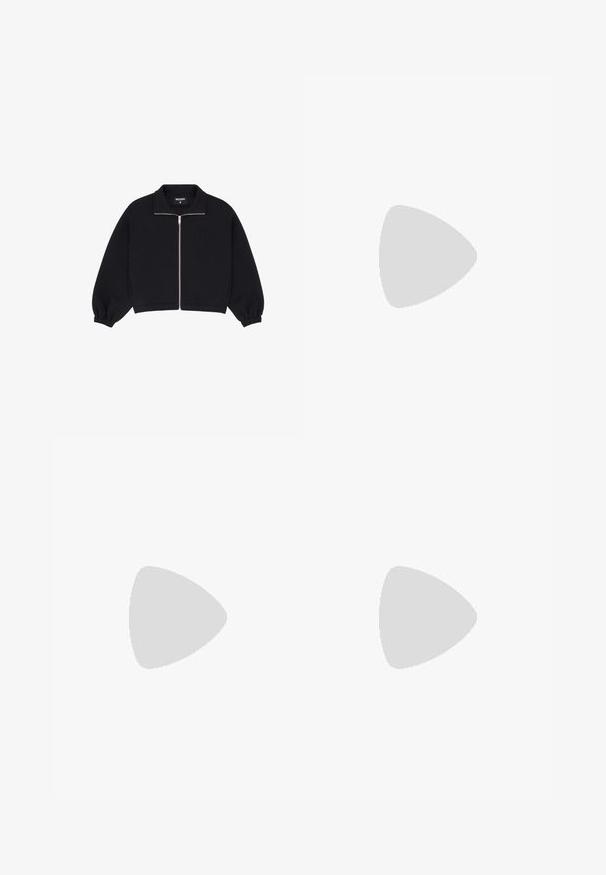 Veste noire à fermeture éclair avec manches longues, poignets élastiques, col et un logo "WB" discret sur la poitrine gauche.; Haut blanc à manches longues avec un design croisé et une poche. Fabriqué dans un tissu lisse et extensible. Coupé dans une coupe décontractée et ample.; Jean en denim gris à jambes larges montrant l'arrière avec deux poches et des passants de ceinture, posé à plat sur fond blanc.; Baskets basses blanches et beiges avec lacets et semelle gris foncé, détails en daim, et un design lisse et courbé sur fond uni.