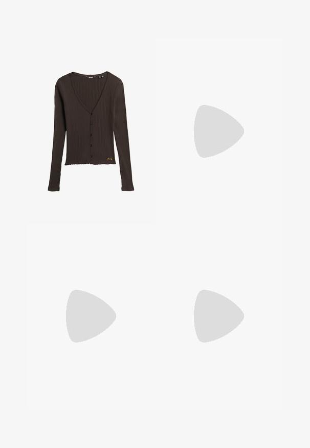 Cardigan en maille marron à manches longues, décolleté en V profond, boutons sur le devant et ourlet froncé. Présente un détail de logo doré en bas.; T-shirt blanc à manches courtes en coton doux, avec un col rond et une coupe ajustée. Pas de motifs ni d'ornements visibles.; Jean en denim gris vu de dos avec deux poches arrière, passants de ceinture et une coupe légèrement fuselée.; Baskets en cuir noir et beige avec trois bandes blanches, semelle en caoutchouc beige et détail en or "Samba" sur le côté.