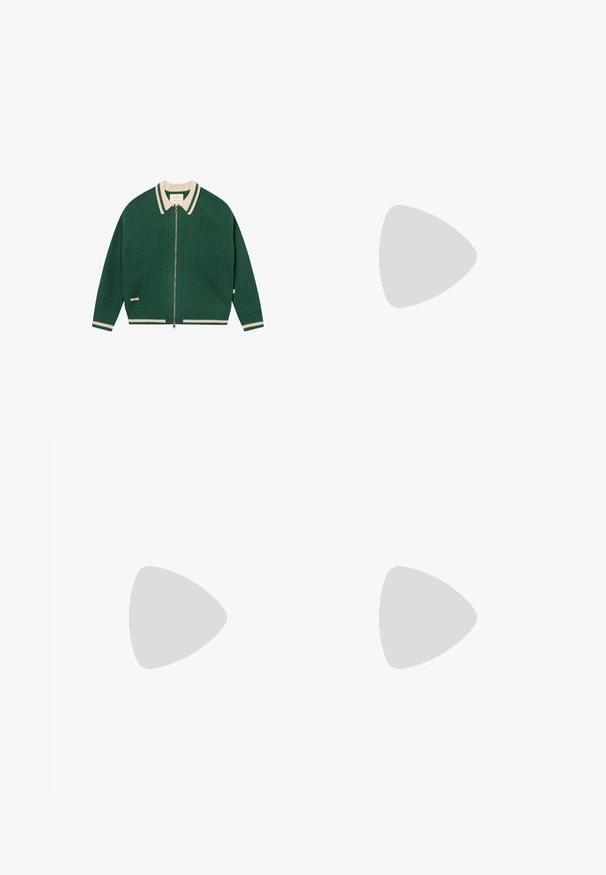 Cardigan vert en maille zippé avec col, poignets et ourlet rayés crème, étalé à plat sur fond blanc.; T-shirt blanc oversize à manches courtes, col rond, design uni et coutures d'épaules légèrement tombantes.; Jean bleu délavé à coupe droite avec poches avant et poche ticket, passants pour ceinture, et fermeture par bouton à la taille.; Chaussures en cuir noir avec une finition lisse, bout arrondi et design à lacets, associées à un pantalon marron texturé. Vue en contre-plongée.