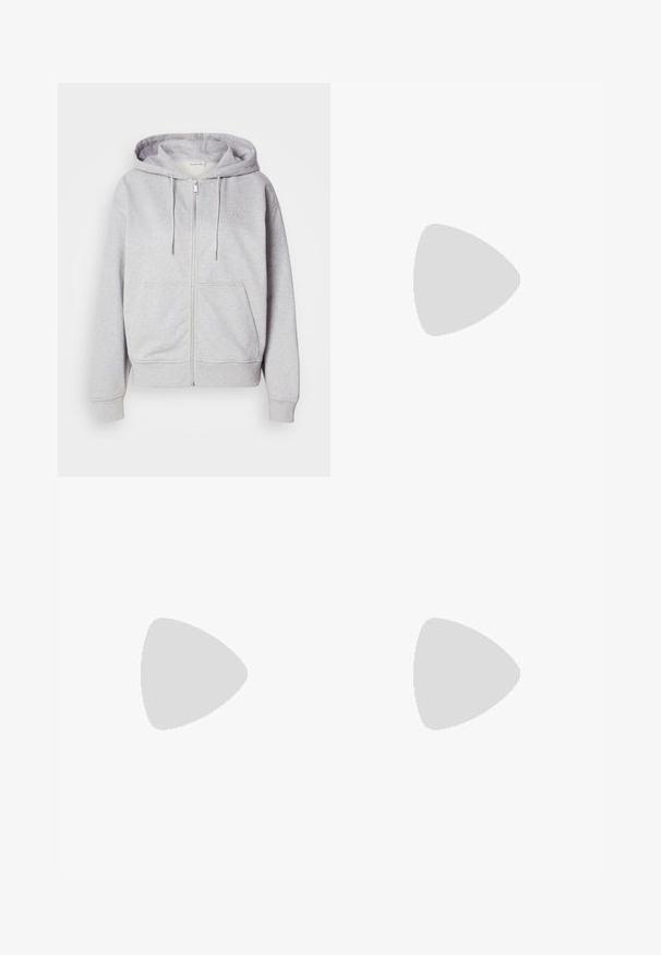Un sweat à capuche zippé gris fabriqué en tissu doux, doté d'une capuche avec cordon de serrage, de deux poches avant et d'un logo discret sur la poitrine.; T-shirt court blanc à manches courtes avec col rond, arborant le logo "Calvin Klein" en rouge et un texte "SPORT" discret au-dessus sur la poitrine.; Pantalon de survêtement blanc avec ceinture élastique et logo Calvin Klein sur la partie supérieure de la cuisse gauche, présenté sur un fond neutre.; Baskets en toile blanches avec une semelle blanche épaisse, présentant un accent argent métallique au niveau du talon et un subtil logo sur le côté.