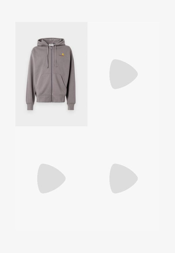 Haut de survêtement gris à zip, en tissu doux, avec une capuche à cordon, deux poches avant et un petit logo sur la poitrine gauche.; T-shirt rose uni à manches courtes avec une poche poitrine comportant un petit patch rectangulaire avec le logo Carhartt.; Jean bleu clair à jambes droites avec une finition délavée, un design à cinq poches et des coutures visibles le long des coutures. Matière en denim de coton.; Bottine en cuir marron avec col noir, lacets jaunes et semelle beige. Présente un logo et des détails de couture blanche. Semelle extérieure à traction robuste.