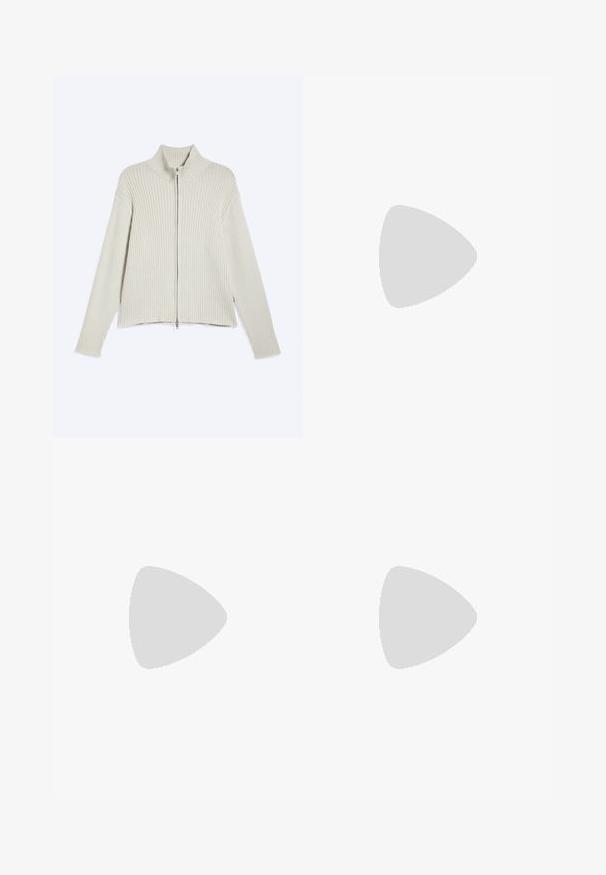 Cardigan en maille côtelée beige clair, manches longues et fermeture éclair intégrale devant, posé à plat sur fond blanc.; Débardeur noir côtelé sans manches avec encolure ronde et étiquette Pull&Bear à l'intérieur du col.; Jean en denim noir délavé à jambes larges avec poches avant et fermeture à boutons, présenté à plat sur fond clair.; Chaussure mocassin en cuir noir présentée en suspension au-dessus d'un tapis beige tissé, avec une table en bois et des livres empilés dans un salon doucement éclairé.