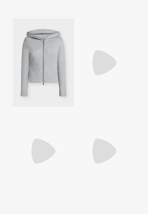 Sweat à capuche gris clair zippé intégralement avec manches longues et capuche ajustée, présenté sur un fond uni.; T-shirt noir uni à manches courtes et col rond, posé à plat sur un fond blanc avec une étiquette de marque visible à l'intérieur du col.; Jean droit taille haute bleu clair avec bouton et fermeture éclair à l’avant, passants pour ceinture et deux poches avant sur fond blanc.; Chaussure plate en cuir noir à bout pointu avec talon bas et finition lisse, vue de côté sur un fond gris clair.