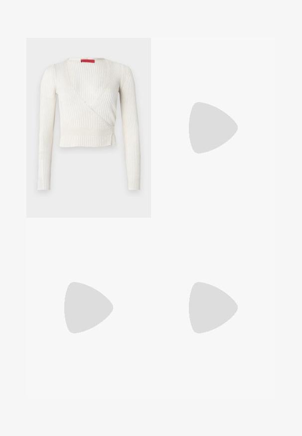 Haut cache-cœur à manches longues blanc à côtes, présentant un décolleté en V profond et une taille cintrée. Le tissu est doux, léger, avec peu de détails.; Polo blanc à manches courtes avec de petits motifs floraux bleus, une patte de boutonnage à trois boutons et un col classique.; Pantalon beige taille haute à jambes larges avec un détail simple de couture frontale et une fermeture dissimulée, présenté sur fond blanc.; Mule à talon noir avec un petit talon kitten bas et des larges brides croisées texturées, présentée sur un fond blanc uni.