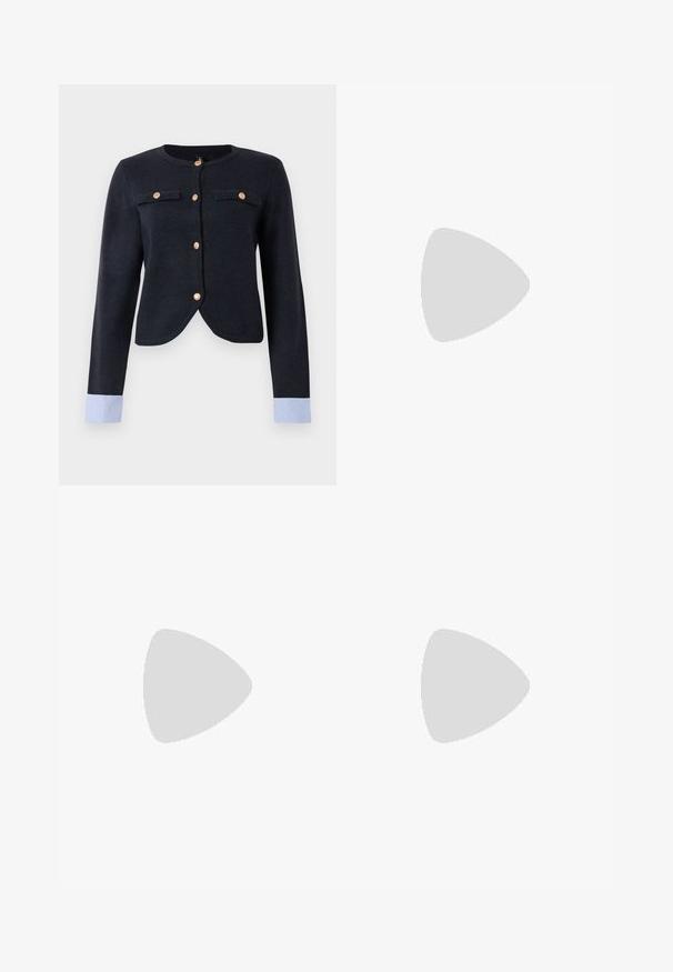 Cardigan tricot marine avec un col rond, fermeture à boutons, deux poches avant et des poignets rayés bleu clair. Tissu texturé et coupe ajustée.; Robe en denim bleu à manches longues, avec un devant à boutons, deux poches poitrine et une jupe évasée. Comprend des boutons en ton cuivré et des coutures contrastées.; Chaussure Mary Jane en cuir verni beige avec un bout pointu, deux sangles ajustables et un talon épais et carré. Texture lisse et matériel minimal.; Petit sac d'épaule en denim noir avec une sangle nouée et une fermeture éclair, arborant une étiquette en tissu rouge Levi's sur le côté.