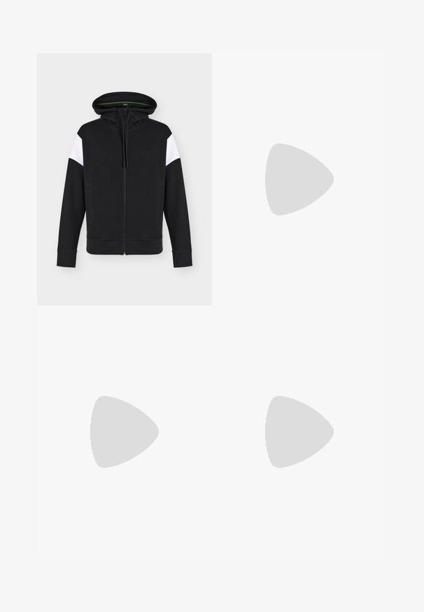 Sweat à capuche zippé noir avec des empiècements blancs sur le haut des manches, poches avant, capuche avec cordon et logo discret "BOSS" sur la poitrine.; T-shirt blanc à manches courtes et col rond avec un logo BOSS subtil sur la poitrine et une étiquette noire à l'intérieur du col.; Pantalon de jogging noir avec ceinture élastique et poignets, cordon de serrage ajustable, et poches latérales, présenté sur un fond blanc.; Baskets en cuir verni noir avec un bout arrondi, un laçage, une semelle en caoutchouc texturé et une finition lisse.