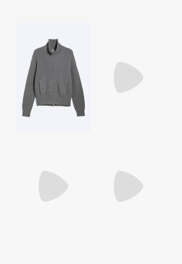 Cárdigan gris de punto con cremallera, cuello alto y dos bolsillos delanteros, colocado plano sobre un fondo blanco.; Camiseta negra de manga corta con cuello redondo y etiqueta "WEEKDAY" en el interior del cuello, mostrada plana sobre un fondo claro.; Pantalones de pierna ancha gris oscuro con finas rayas, pinzas delanteras, trabillas para cinturón y cierre con botón, extendidos sobre un fondo claro.; Mocasines de cuero negro con suela gruesa, que presentan una correa decorativa y detalles de costura. Textura suave con un acabado pulido.
