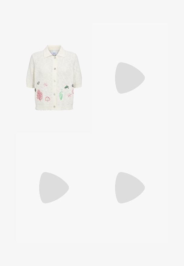 Cardigan blanc à manches courtes avec col et boutons sur le devant, avec des broderies représentant la vie marine, notamment étoiles de mer, coquillages, coraux et une tortue.; T-shirt blanc à manches courtes en coton lisse, doté d'un col rond et d'une coupe ajustée. Design classique, sans motifs ni accents.; Pantalon en denim bleu avec des fines rayures blanches verticales, poches avant, passants de ceinture et fermeture par bouton, posé à plat sur un fond blanc.; Baskets blanches Adidas Samba avec des bandes noires et une semelle en gomme, flottant au-dessus de marches en béton gris texturé.
