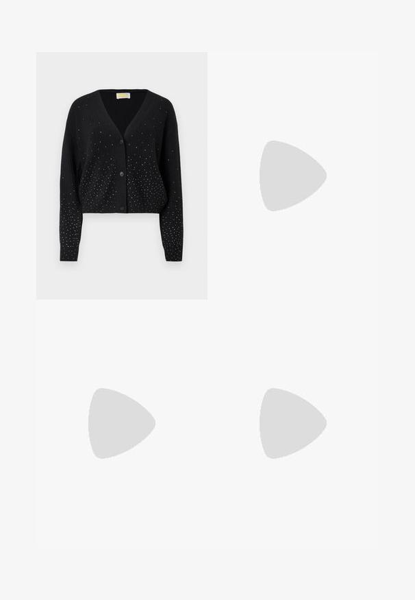 Gilet noir à côtes avec décolleté en V, trois boutons et petites clous en argent dispersés sur le devant et les manches pour un effet scintillant.; Débardeur noir côtelé sans manches avec encolure carrée, coupe ajustée, et étiquette Topshop au niveau du col arrière.; Jean en denim bleu clair taille haute avec jambes larges, fermeture avant par bouton et fermeture éclair, passants de ceinture et design à cinq poches.; Bottine noire en cuir lisse avec un bout pointu et un talon effilé. La tige présente un design légèrement froncé.