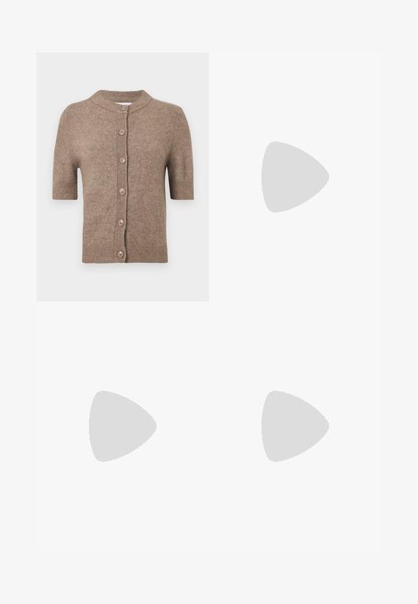 Cardigan marron à manches courtes en tissu doux avec un col rond, comportant six boutons marron sur le devant et des bords côtelés.; Robe marron sans manches avec bretelles en dentelle, boutonnage devant et jupe fluide avec plis.; Chaussure plate en daim marron à bout pointu flottant au-dessus de l'asphalte avec un mur carrelé et un trottoir en arrière-plan.; Sac à épaule en cuir noir avec double anses attachées par des anneaux et rivets dorés, surface lisse et légèrement brillante, design simple.