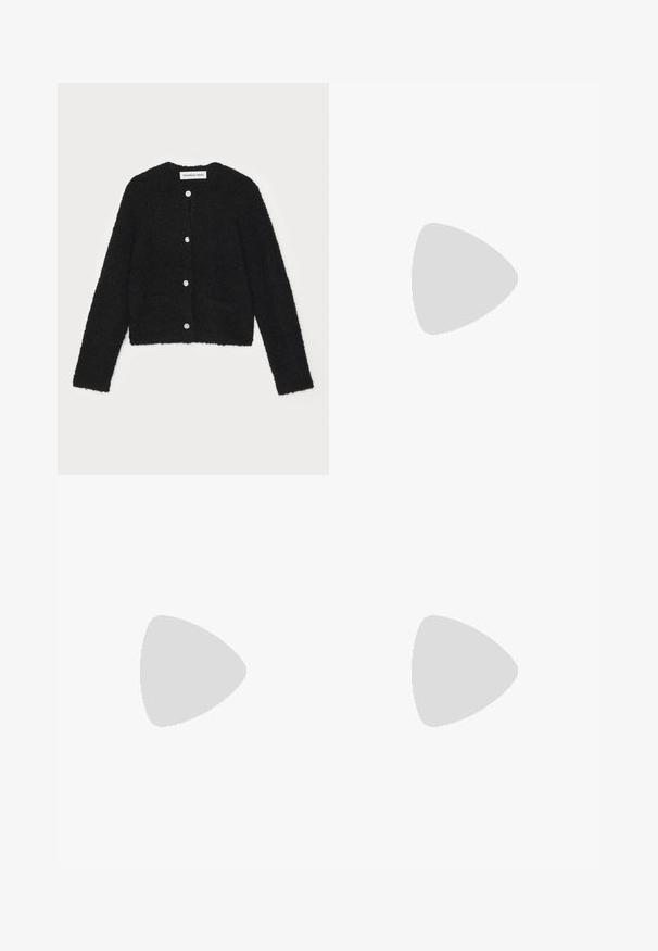 Cardigan noir en peluche avec un col rond, des manches longues et cinq boutons à l'avant. Il présente deux poches avant et un design court.; Haut sans manches noir avec un décolleté en V, un devant froncé, un ourlet à cordon et une texture scintillante, fabriqué en tissu pailleté avec des fils métalliques.; Pantalons de lounge violets foncés avec une taille à cordon, présentant un motif à pois composé de petits points blancs, coupe évasée et texture de tissu douce.; Chaussure à talon bas en cuir verni noir avec bride arrière, bout pointu et détail boucle argentée sur fond blanc uni.